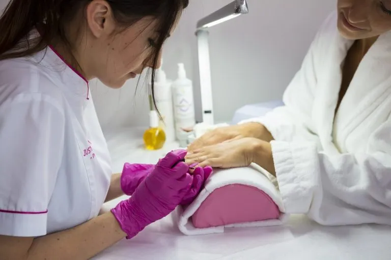 Pourquoi le stamping ongle séduit autant les adeptes de nail art ?
