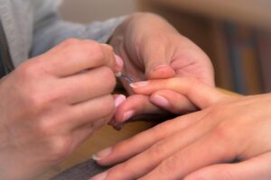Prendre soin de ses ongles : conseils essentiels pour une beauté durable
