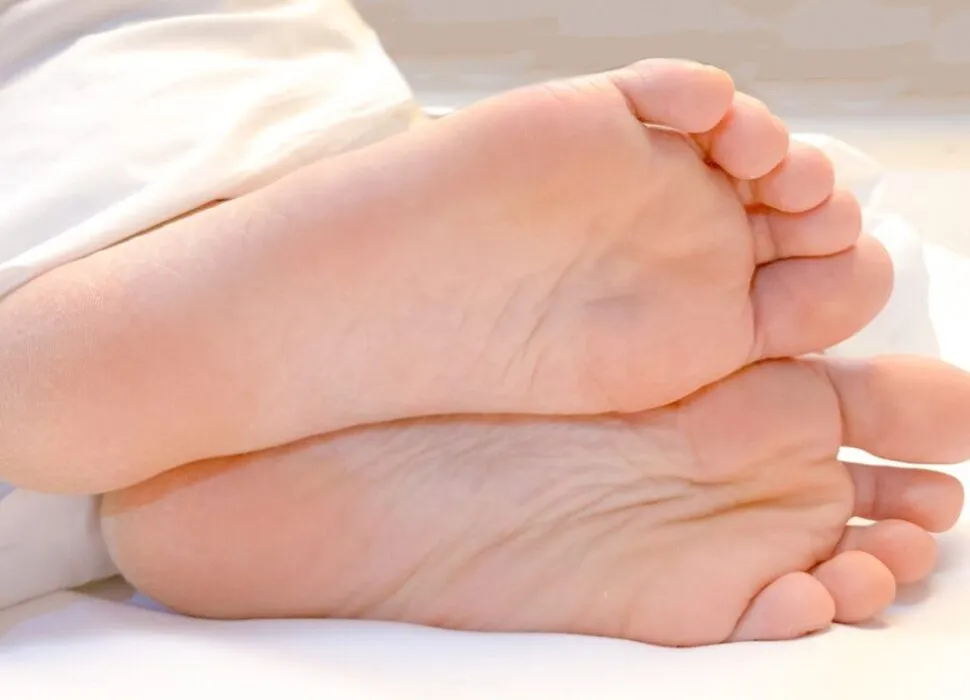 Pieds_moches_chez_les_femmes_:_causes,_solutions_et_préventions