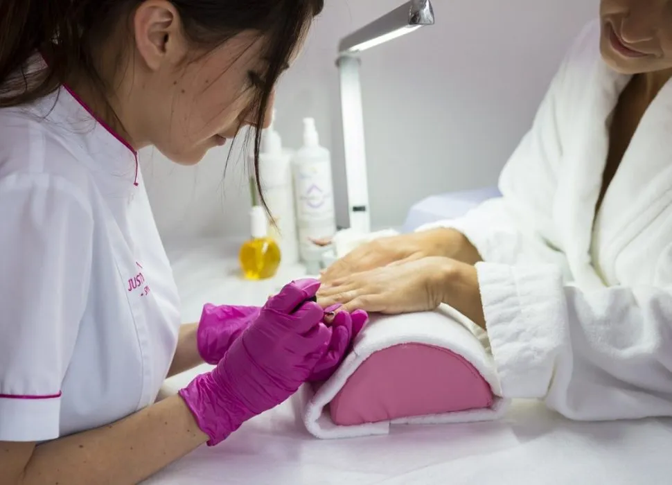 Pourquoi le stamping ongle séduit autant les adeptes de nail art ?