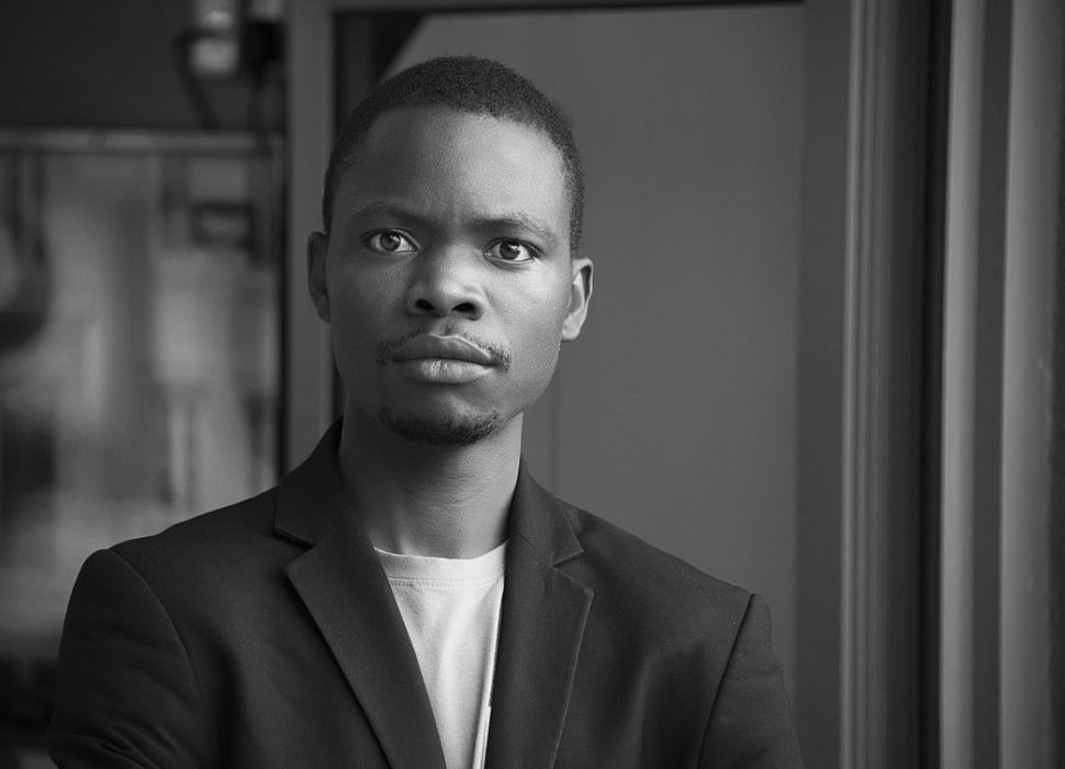 il_me_regarde_fixement_sans_sourire_:_qu_est_ce_que_cela_veut_dire_?