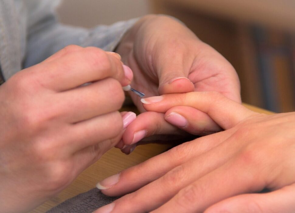 Prendre soin de ses ongles : conseils essentiels pour une beauté durable