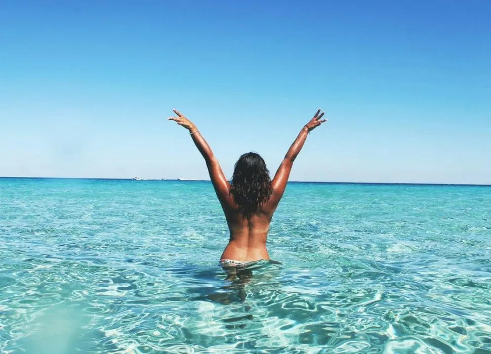 Femme_sans_haut_de_maillot_de_bain_:_une_tendance_des_années_70_jamais_partie_?